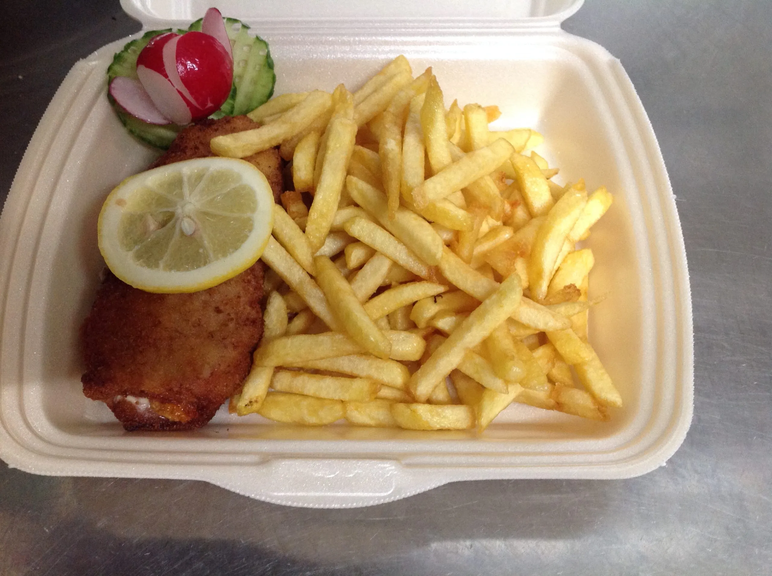 paniertes Schweineschnitzel dazu Pommes frites und einen Beilagensalat